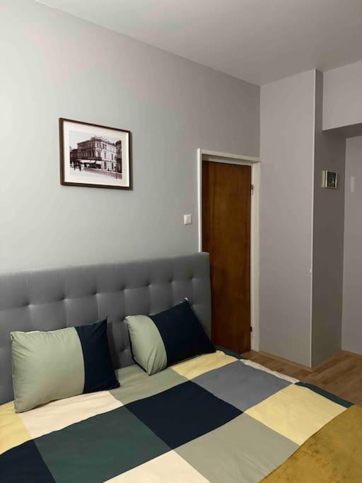 Double Studio Near University Square - 2 Balconies บูคาเรสต์ ภายนอก รูปภาพ