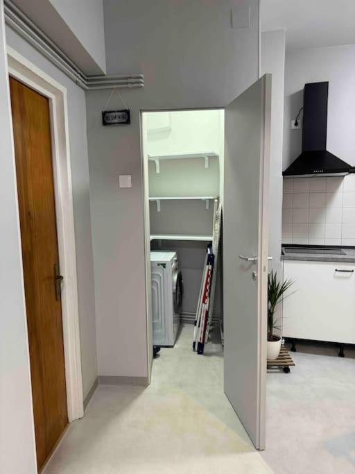 Double Studio Near University Square - 2 Balconies บูคาเรสต์ ภายนอก รูปภาพ